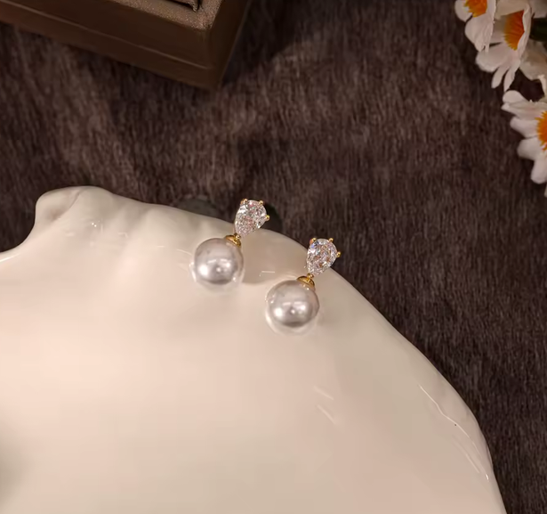Boucles d'Oreilles Perle Grise Pendante Clou Cœur Strass Doré Mariage