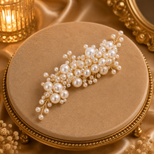 Barrette mariée grappes de perles nacrées sur fil doré