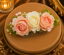 Peigne mariée trio roses pêche et ivoire avec petites fleurs blanches et verdure