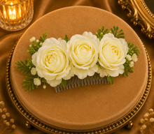 Peigne mariée trio pivoines ivoire avec petites fleurs blanches et verdure verte