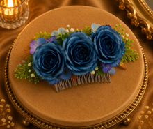 Peigne coiffure trio roses bleu marine avec petites fleurs mauves et verdure verte