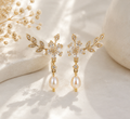 Boucles d'Oreilles Fleur Cristaux et Perle Pendante Dorées Mariage