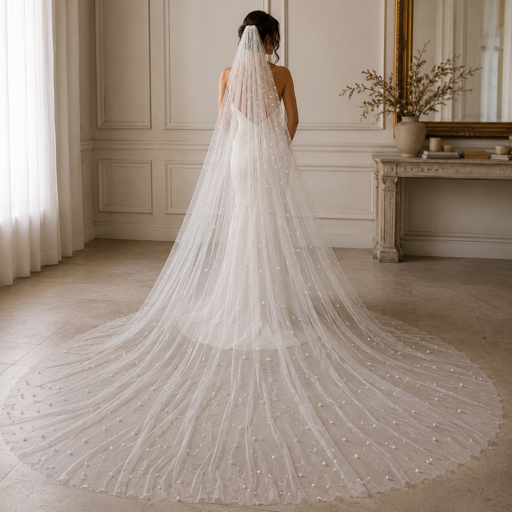 Voile de mariée cathédrale en tulle ivoire parsemé de perles nacrées