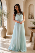 Robe longue bleu ciel avec corsage en dentelle florale et jupe fluide en mousseline