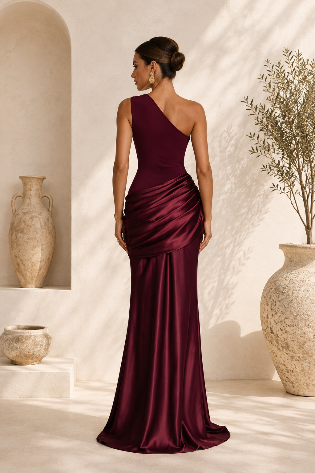 Robe de soirée longue satin bordeaux épaule asymétrique - vue de dos
