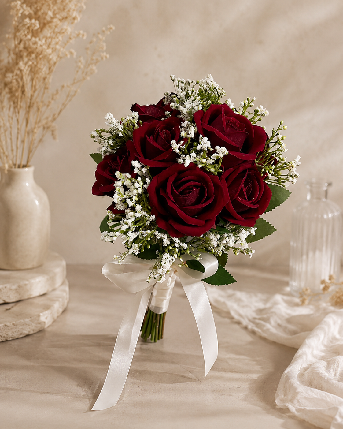 Petit bouquet roses rouges et gypsophile avec ruban satin blanc