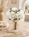 Bouquet roses rouges et ivoire avec astilbe blanc et ruban jute
