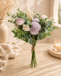 Bouquet mauve et roses champagne avec eucalyptus et astilbe noué jute