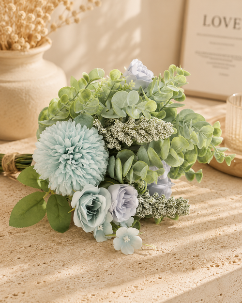 Bouquet bleu poudré avec chrysanthème roses mauve et eucalyptus