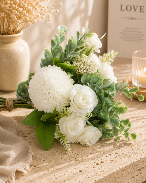 Bouquet blanc renoncules chrysanthèmes pompons et eucalyptus noué jute