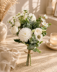 Bouquet blanc champêtre avec chrysanthèmes roses marguerites et eucalyptus noué jute