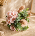 Bouquet rose poudré avec hortensias eucalyptus et astilbe beige